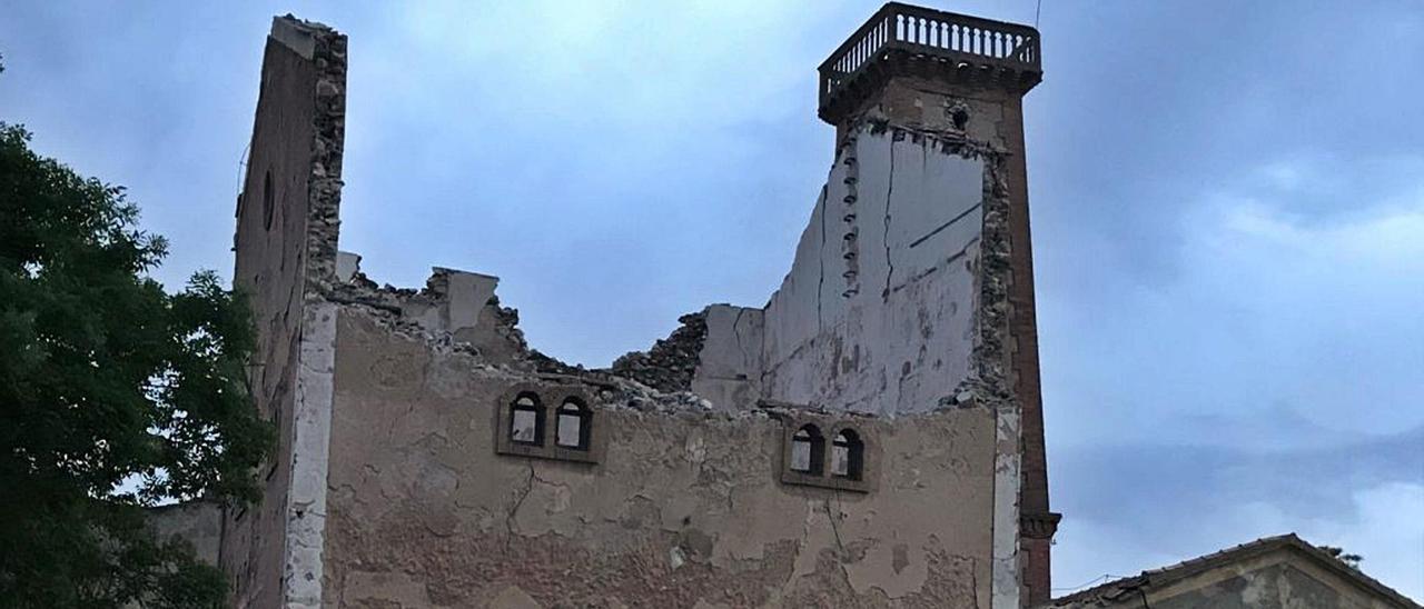 Aspecto que presenta el muro de la alcoholera de la Colonia Santa Eulalia tras el derrumbe ocurrido en la tarde del sábado y que no causó heridos. |