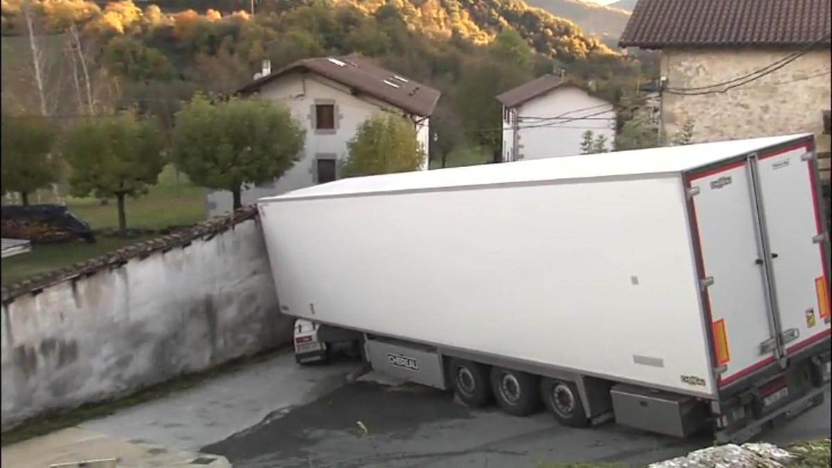 Un camión se queda encajado en Navarra, siguiendo las indicaciones del GPS