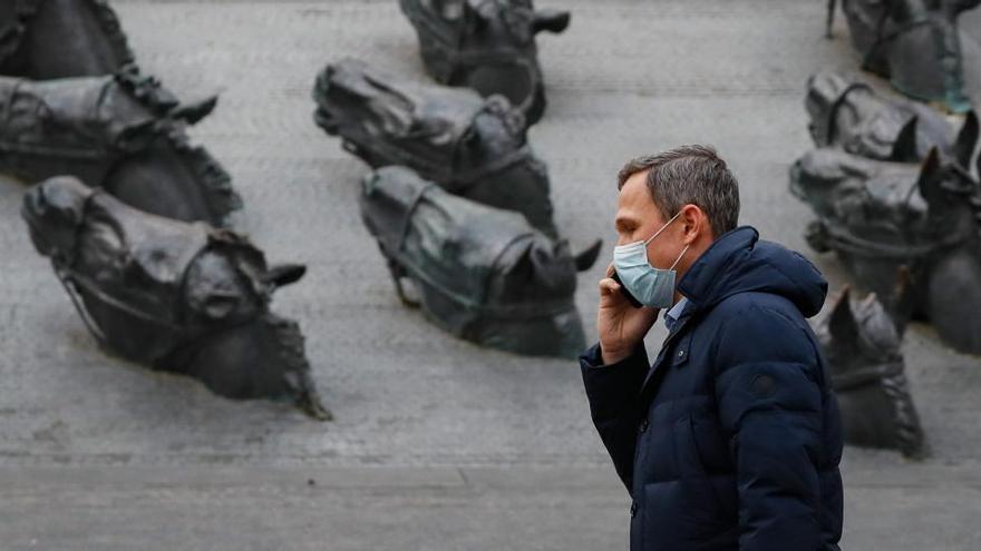 Un hombre con una mascarilla.