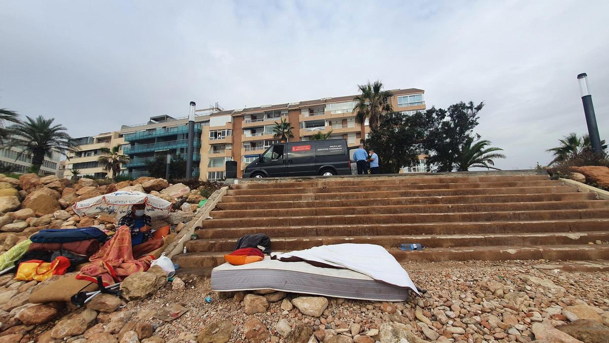 Imagen del asentamiento de indigentes en el acceso a la playa en el paseo de Punta Margallo