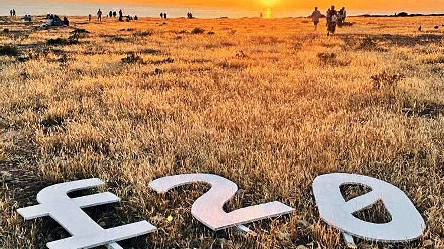 El logotipo de Formentera20 durante una puesta de sol en el faro de es Cap de Barbaria. 