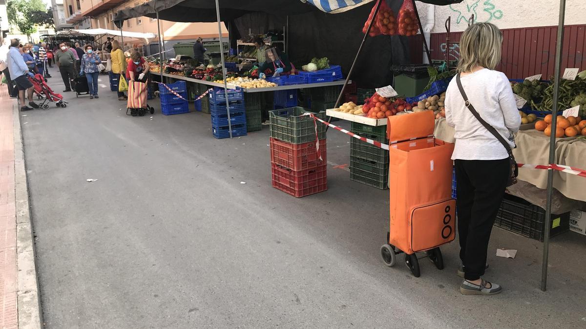 El mercadillo de los lunes en las inmediaciones del Mercado Municipal de Sax.