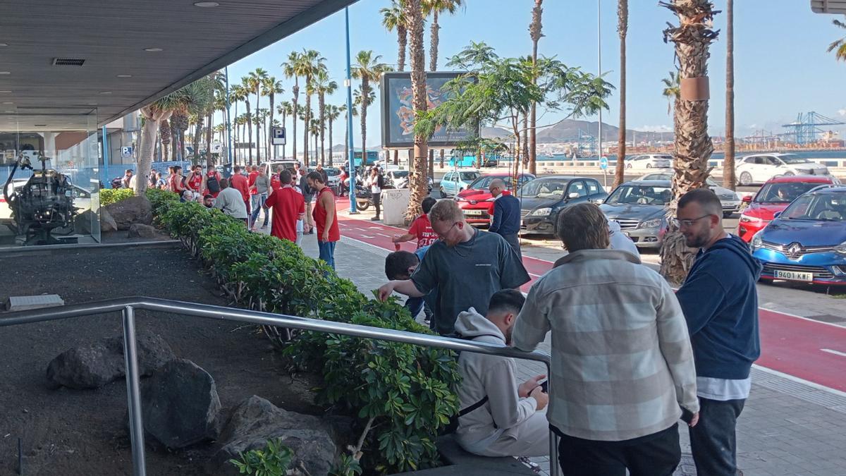 Cientos de aficionados del Hapoel Tel Aviv rumbo al Gran Canaria Arena