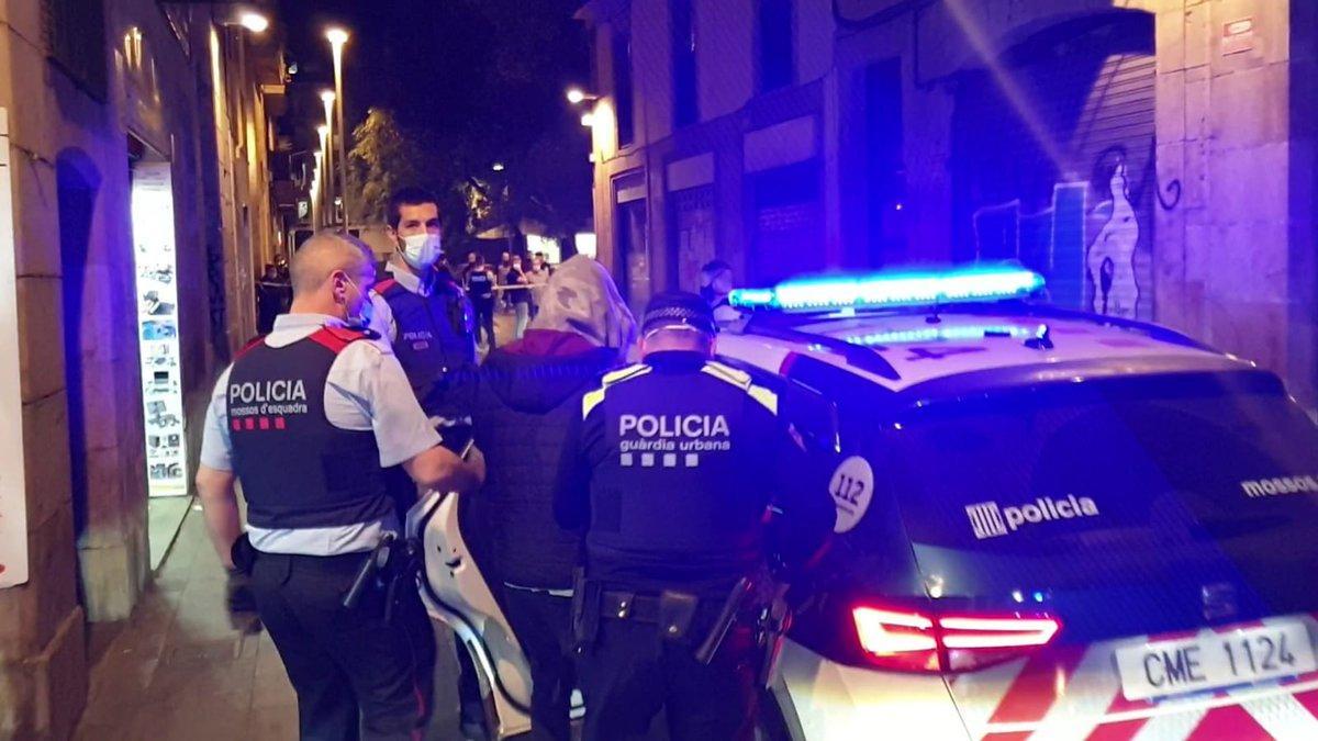 Agentes de los Mossos d'Esquadra y de la Guàrdia Urbana practican una detención en Barcelona