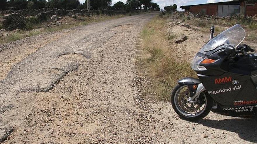 Expertos de la Mutua Motera alertan del peligro que entraña el mal estado de las carreteras provinciales