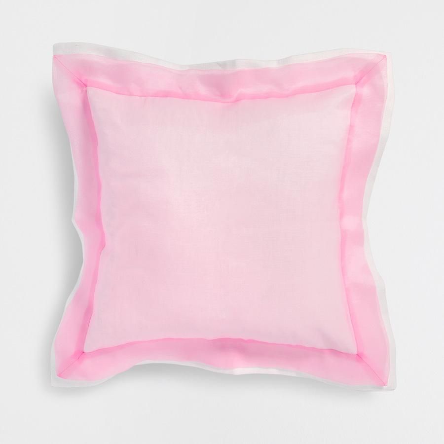 Cojín de seda rosa de Zara Home