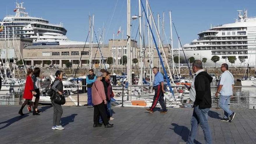 Los cruceros &quot;Sapphire Princess&quot; y &quot;Seabourn Ovation&quot; llenaron ayer de turistas el frente marítimo.  // J. Lores