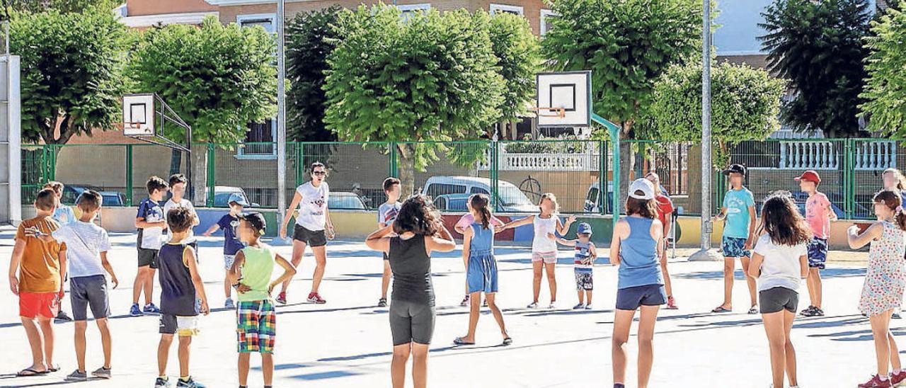 Alumnos de la Escuela de Verano en el Colegio Miguel Hernández.