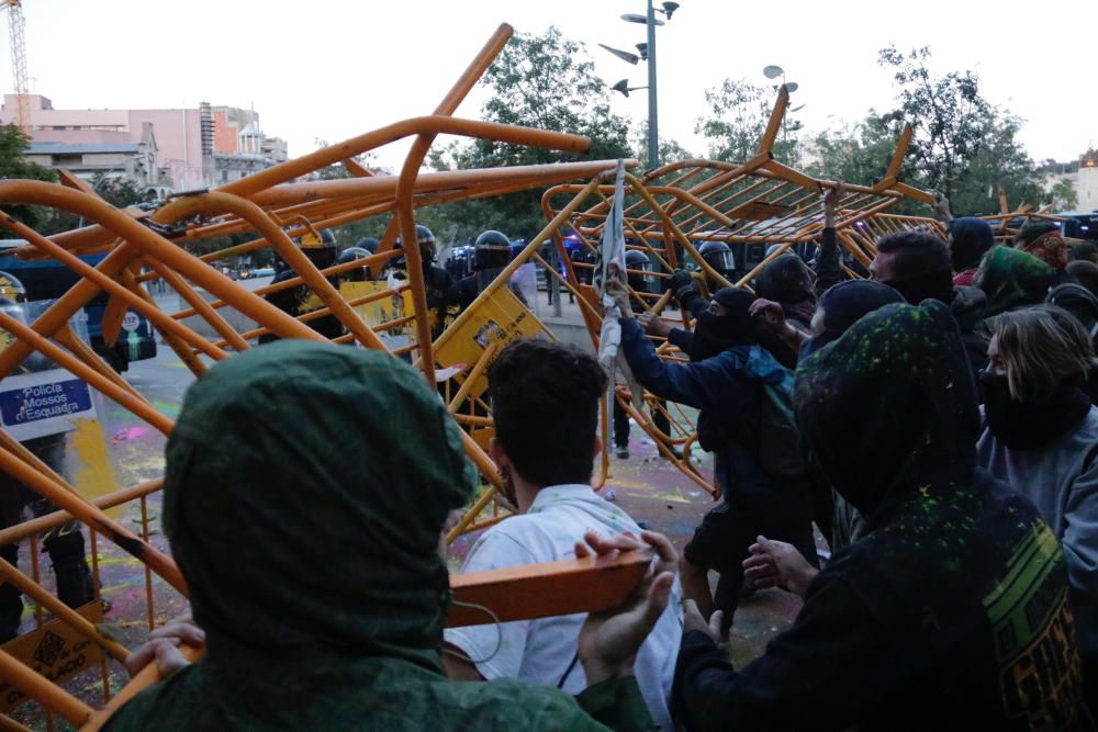 1-O a Girona: Multitudinària manifestació davant la subdelegació del Govern