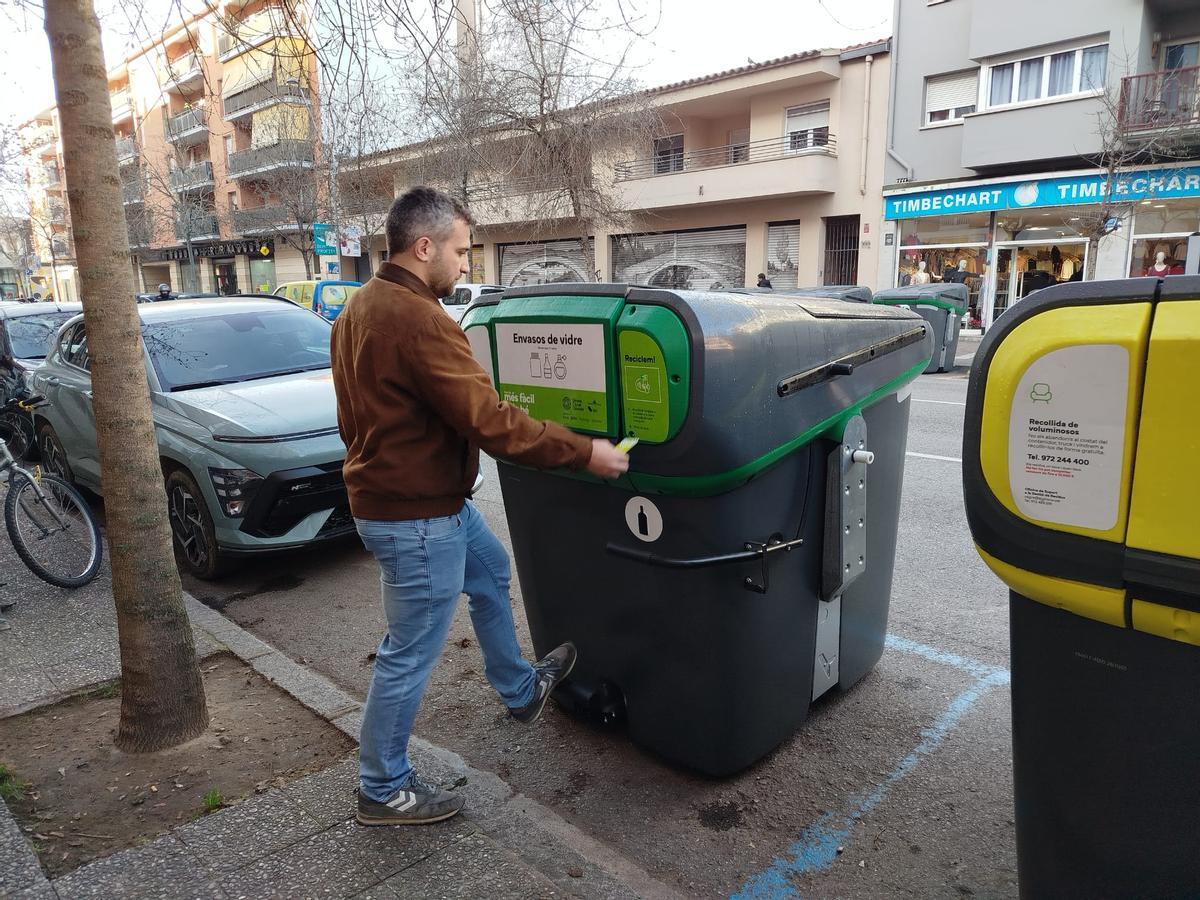 El regidor d'Acció Climàtica, Sergi Cot, utilizant un dels nous contenidors.