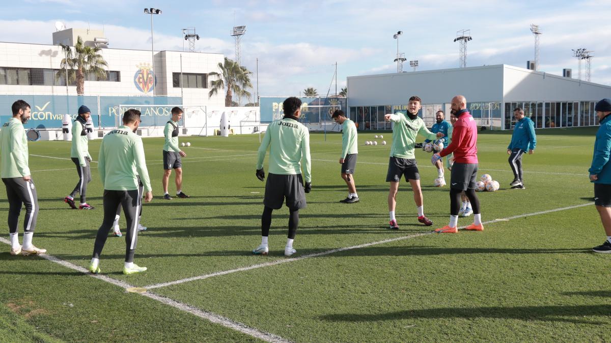 Juan Foyth y Gerard Moreno, al fondo de la imagen, durante el inicio de la sesión de trabajo de ayer, previa del Villarreal antes del medirse hoy al Real Madrid.