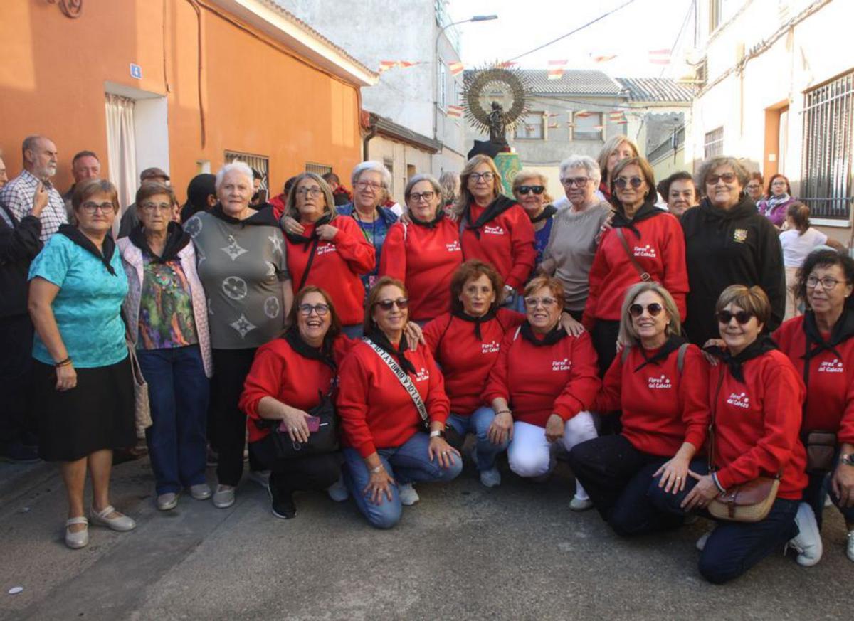 Las Flores del Cabezo puso el cachirulo a la Virgen del Pilar. | SERVICIO ESPECIAL