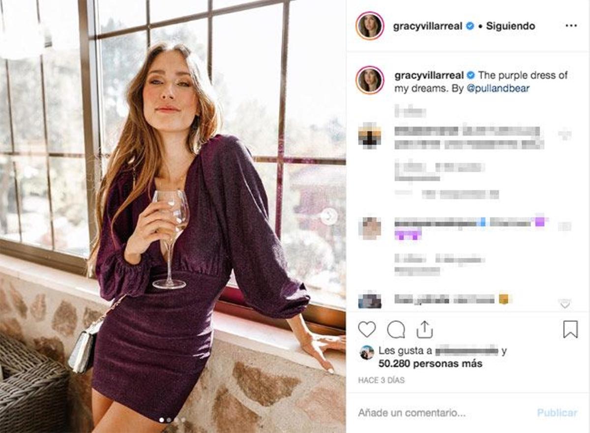 Grace Villarreal con vestido corto y mangas abullonadas de Pull&Bear