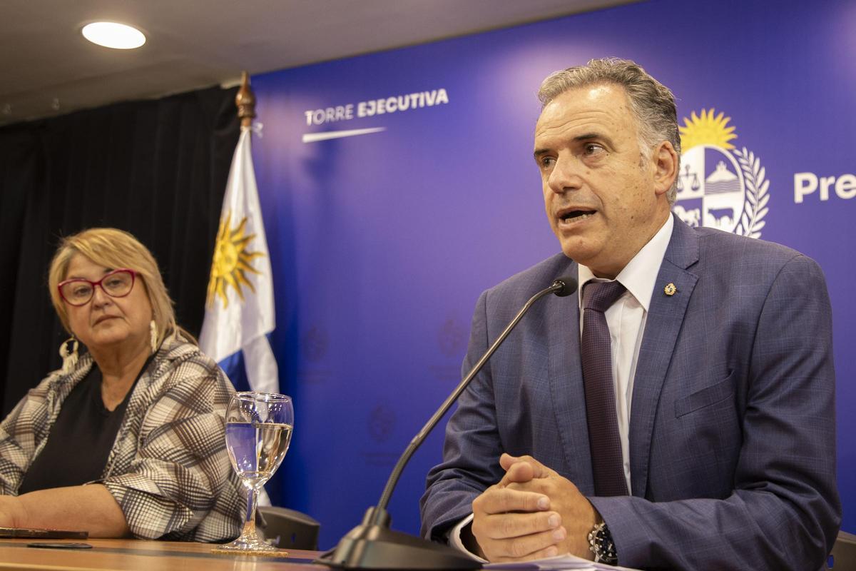 Yamandú Orsi y la ministra de Defensa, Sandra Lazo, en el anuncio de la rescisión del constrato con Cardama