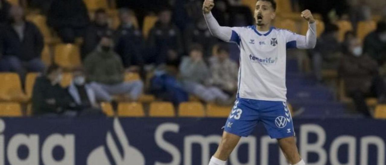 Álex Muñoz celebra su gol en Alcorcón.