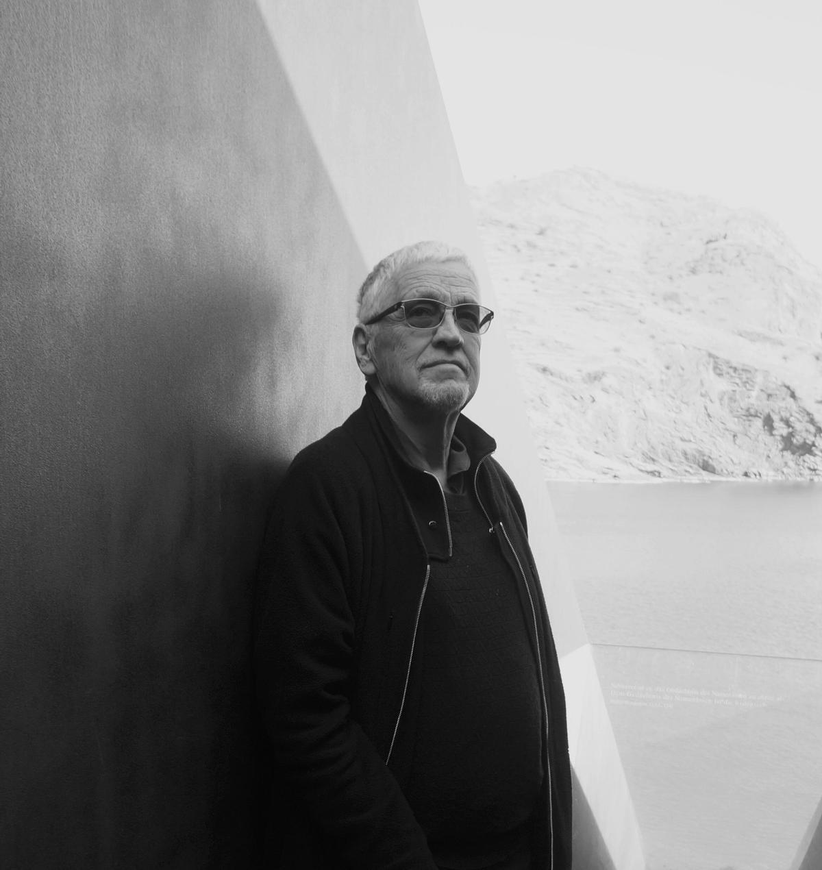 L'enginyer Christoph Müller fotografiat en el memorial 'Passatges' de Dani Karavan, en record de Walter Benjamin, a Portbou.