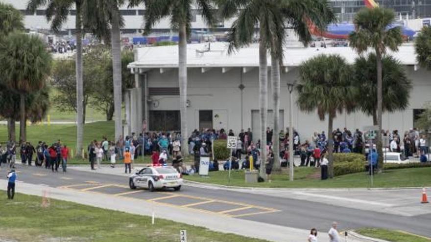 Cientos de personas fueron desalojadas ayer de la terminal como consecuencia del tiroteo.