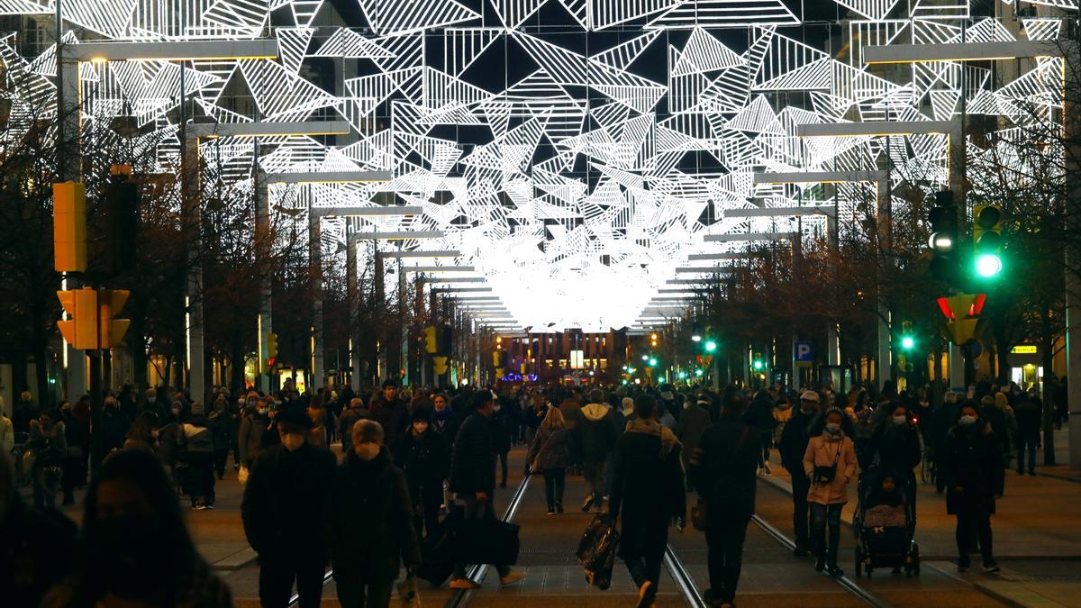 El paseo Independencia, cortado al tráfico y totalmente iluminado este sábado.