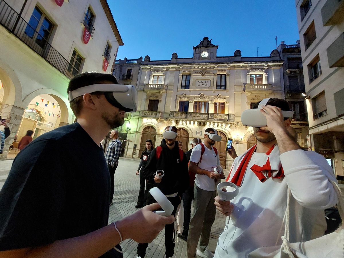 Un grupo prueba la experiencia Enxaneta 360 del Museu Casteller de Catalunya en la plaza del Blat de Valls
