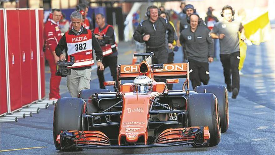 El nuevo McLaren sufre una fuga en su estreno