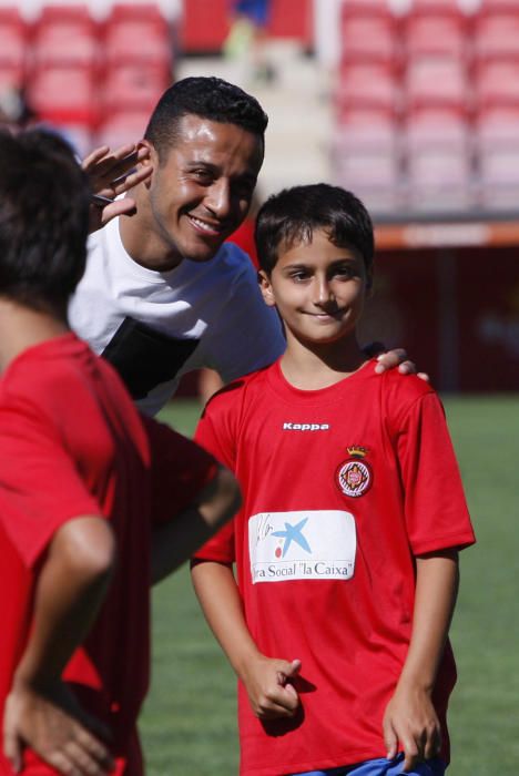 Thiago Alcántara visita el campus del Girona FC