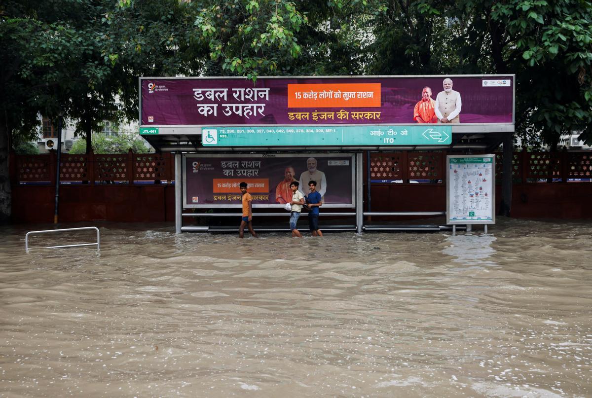 El río Yamuna se ha desbordado debido a las lluvias monzónicas en Nueva Delhi.