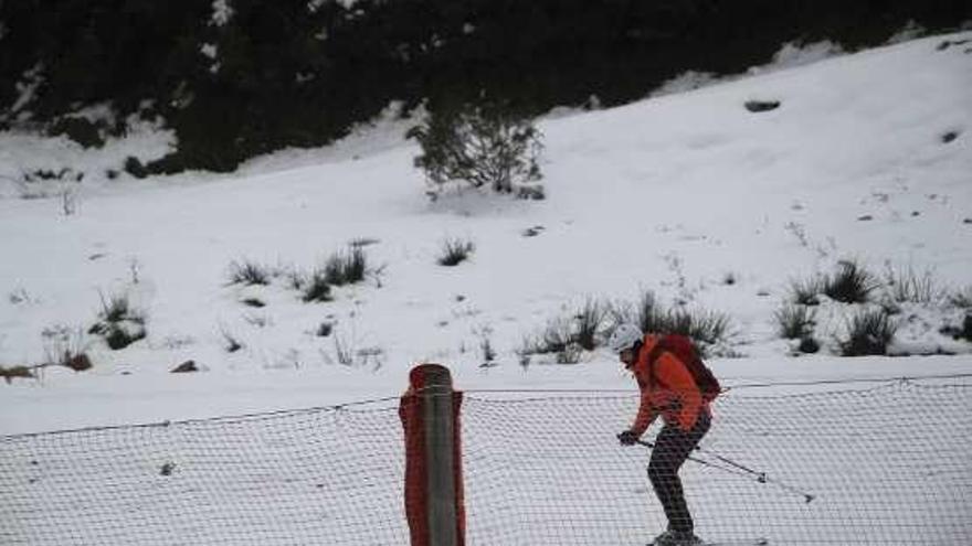 Un esquiador en las pistas de Fuentes de Invierno.