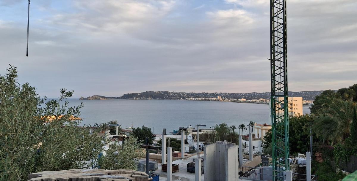 Los cimientos de un nuevo chalé de lujo que se asomará a la bahía de Xàbia
