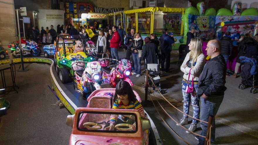 Atracciones en la Plaza de Toros de Alicante junto a la pista de hielo.