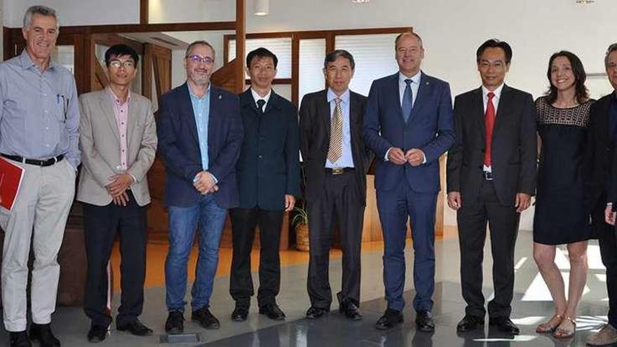 Foto de famlia de la delegación vietnamita con el rector Mato y otros miembros de la Universidad. // Duvi