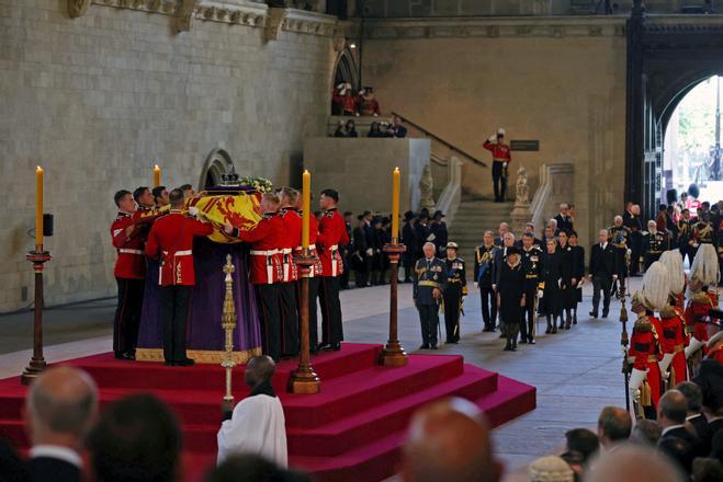 El traslado del féretro de Isabel II a Westminster, en imágenes