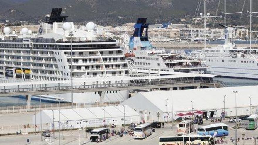Cinco cruceros coincidieron el mismo día en Ibiza en mayo de 2015.
