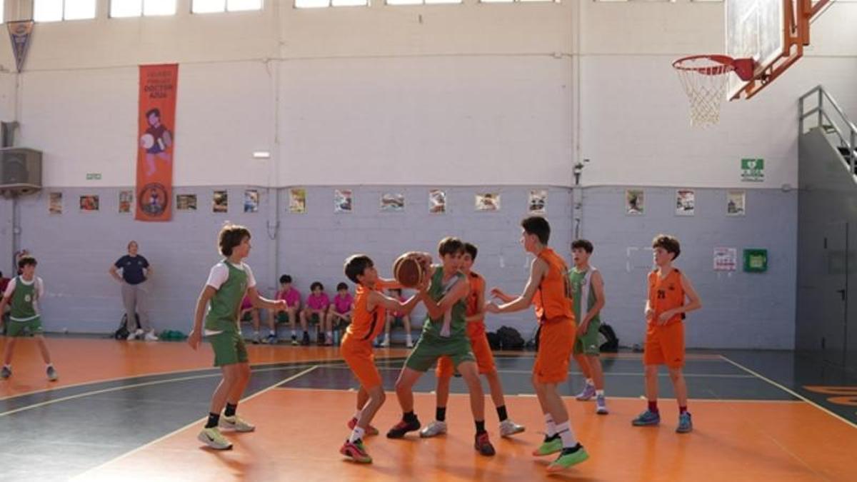 Uno de los partidos disputados en el pabellón del Azúa.
