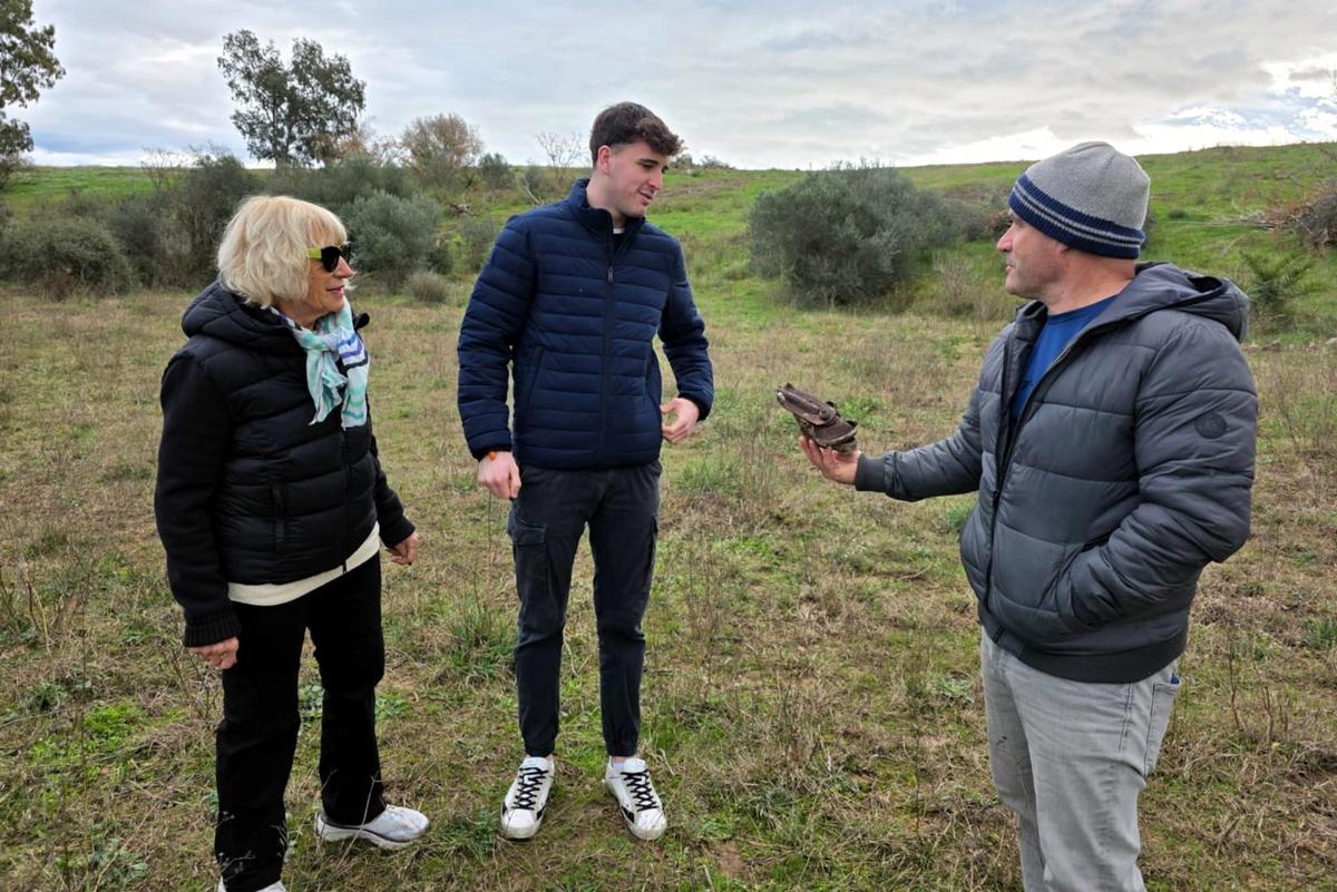 A l'esquerra, Esperança Corcoll i el seu net, Joan Sàlvia. A la dreta, un veí de Palau-saverdera, Jaume Mercader, amb una peça antiga que han trobat al terreny.