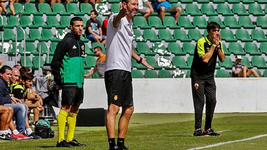 Vicente Moreno da indicaciones a sus jugadores durante el partido en el Martínez Valero.