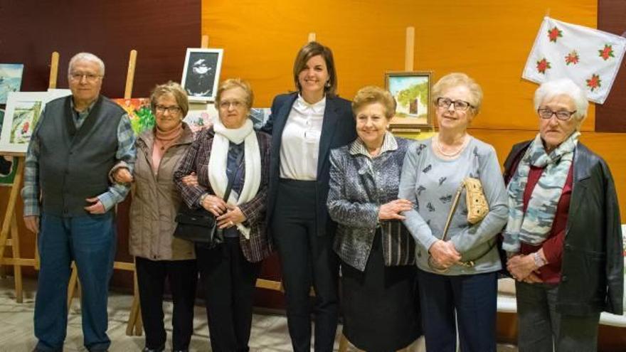 Sandra Gómez con participantes en el concurso.