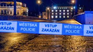La Policía de República Checa acordona los alrededores de la Universidad de Carolina, en el centro de Praga, tras el tiroteo