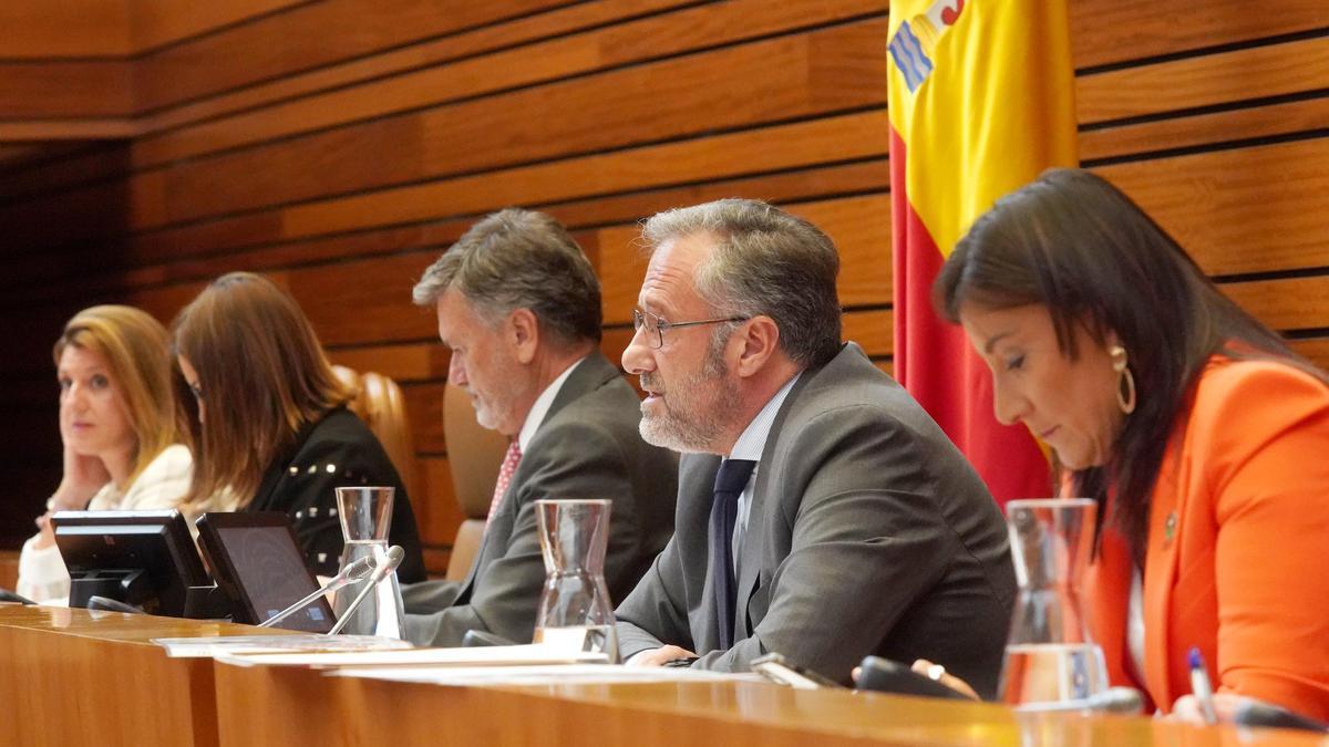 El presidente de las Cortes Carlos Pollán durante el Pleno de las Cortes de ayer.