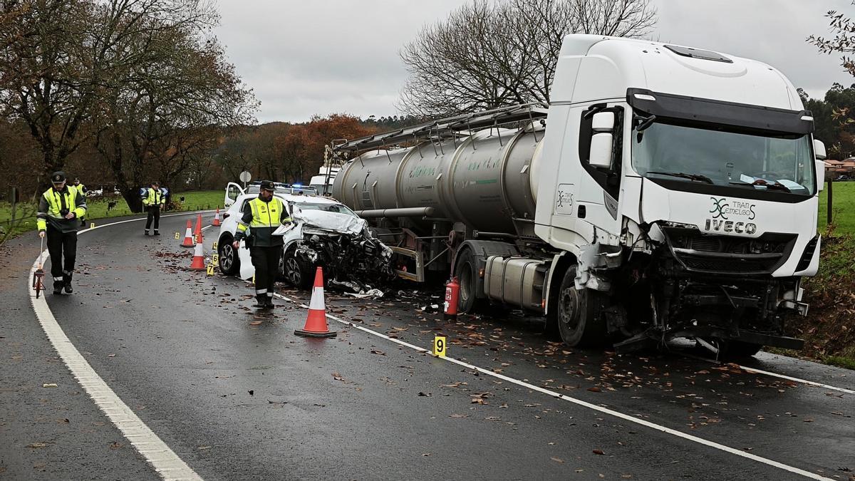 El turismo y el camión que colisionaron en arzúa, en la N-547