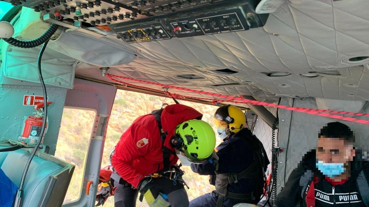 Uno de los hombres rescatados, ya en el interior del helicóptero.