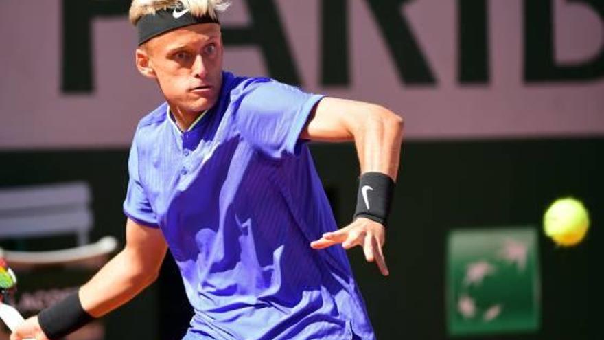 Nicola Kuhn golpea de derecha en la reciente final individual de Roland Garros júnior.