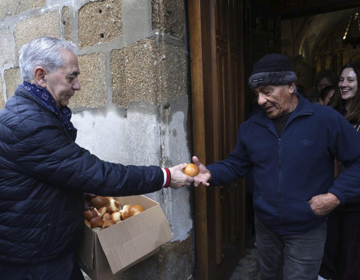 Reparto de panes en la capilla cambadesa de la calle Hospital. |  Noé Parga