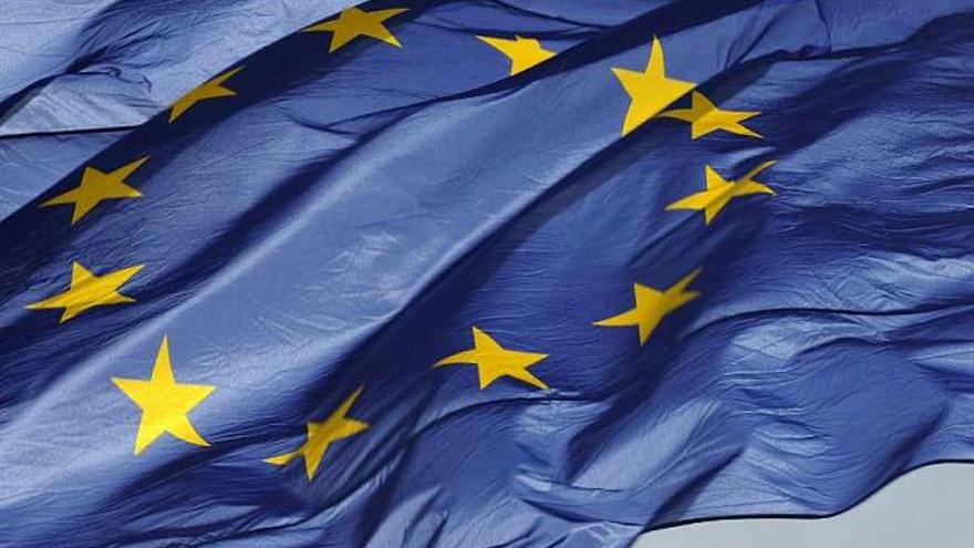Una bandera de la Unión Europea. / efe