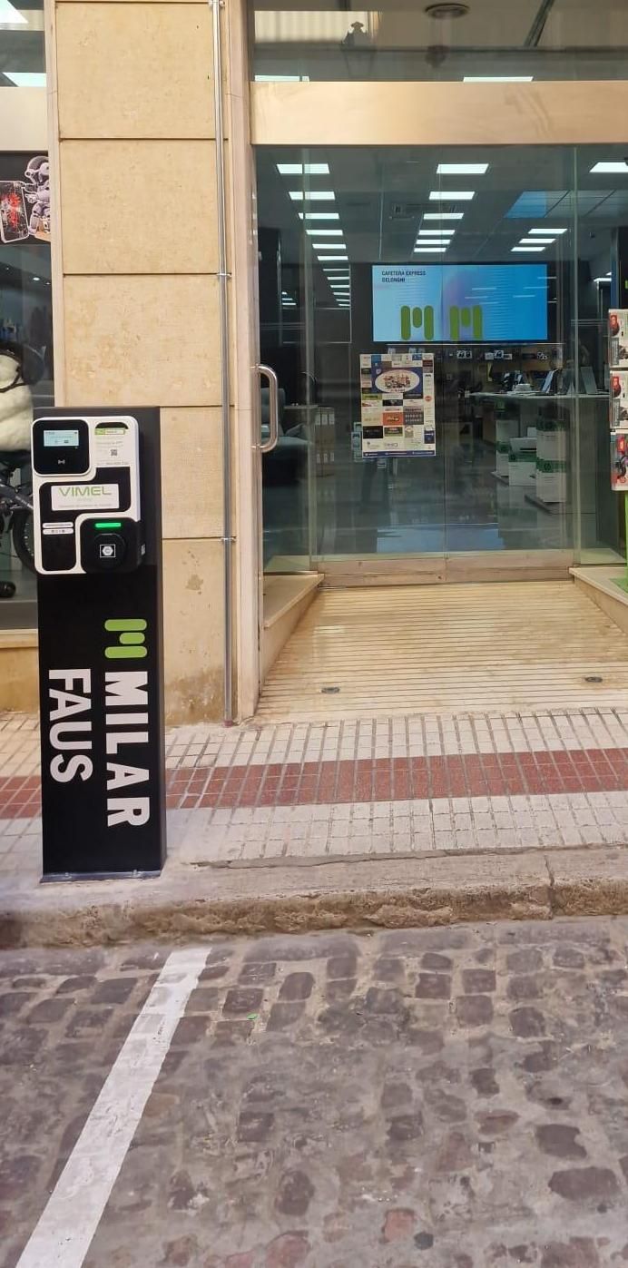 Segundo punto de recarga instalado ante un comercio local, en un proyecto impulsado por ACSA.