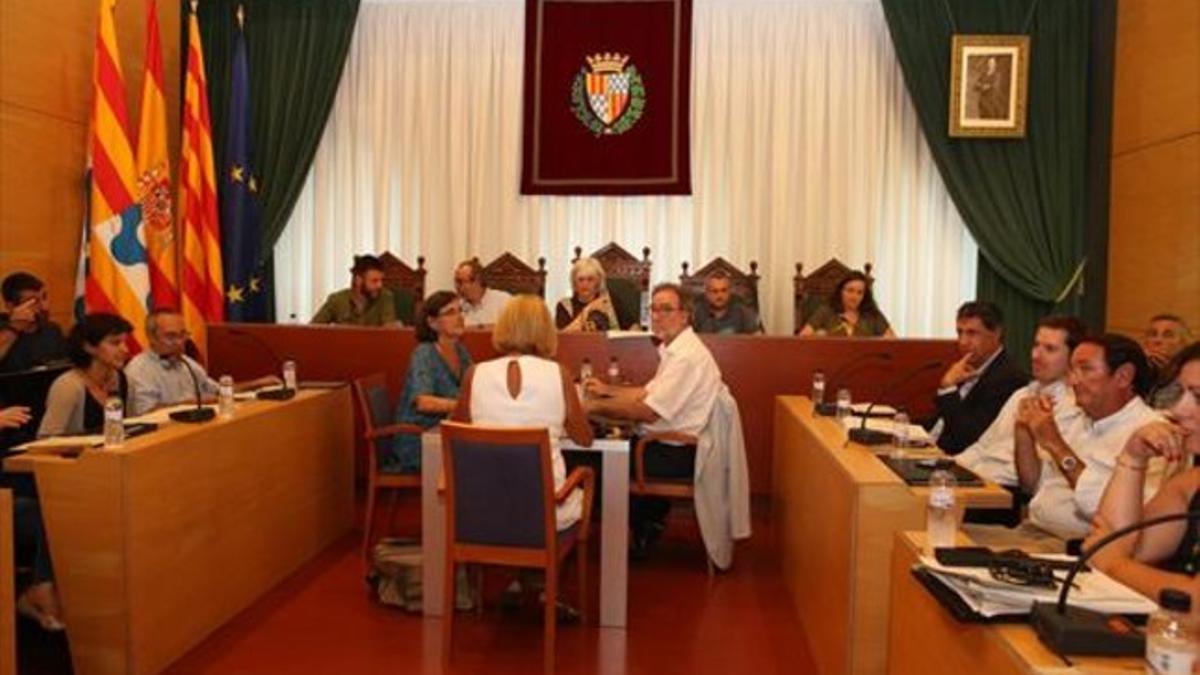 La sala de plenos de Badalona, aún con la fotografía de Felipe VI, en junio.