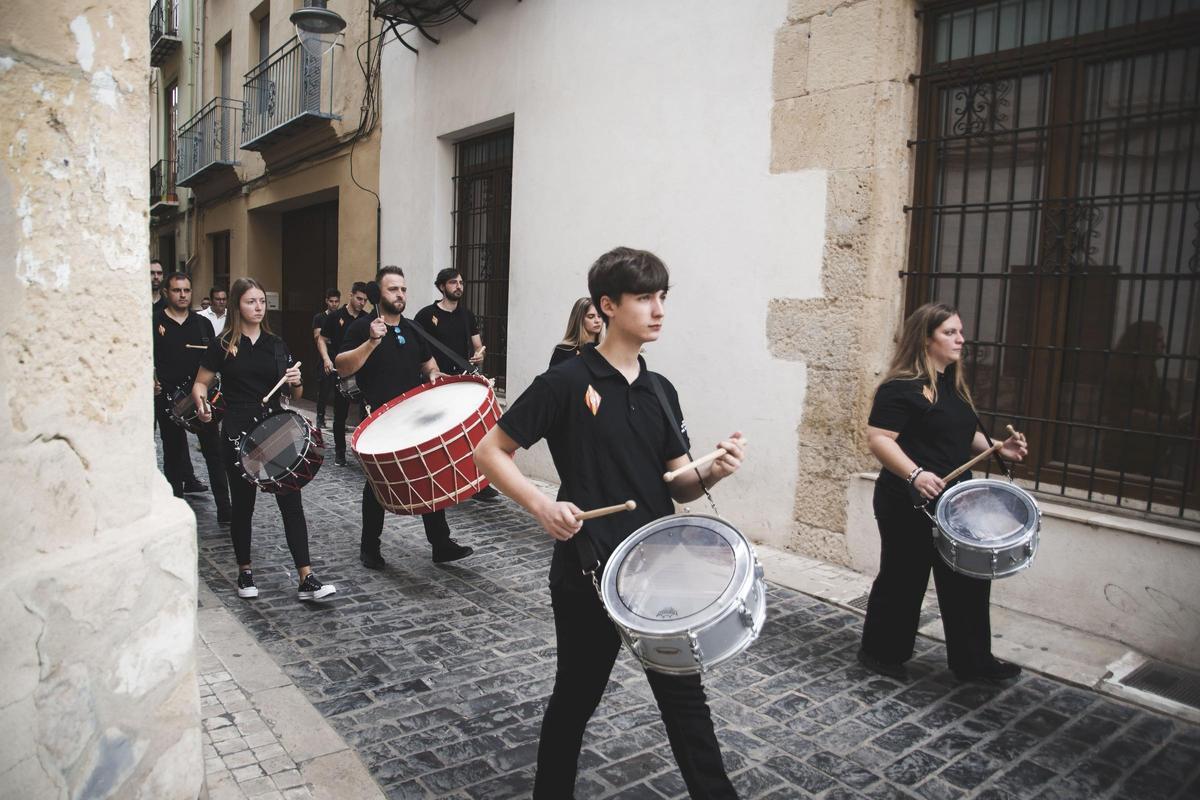 Una banda de tambores en una procesión en Xàtiva.