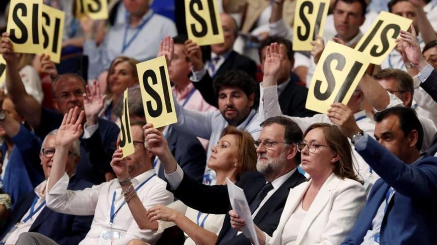 Miras, ayer, en el Congreso del PP junto a Cospedal y Rajoy.