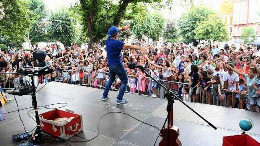 Actuación de Paco Nogueiras, en la plaza de España.