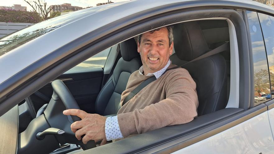 A un taxista de Alicante con un Tesla: "¿Cómo le has podido comprar un coche al ganso este?"