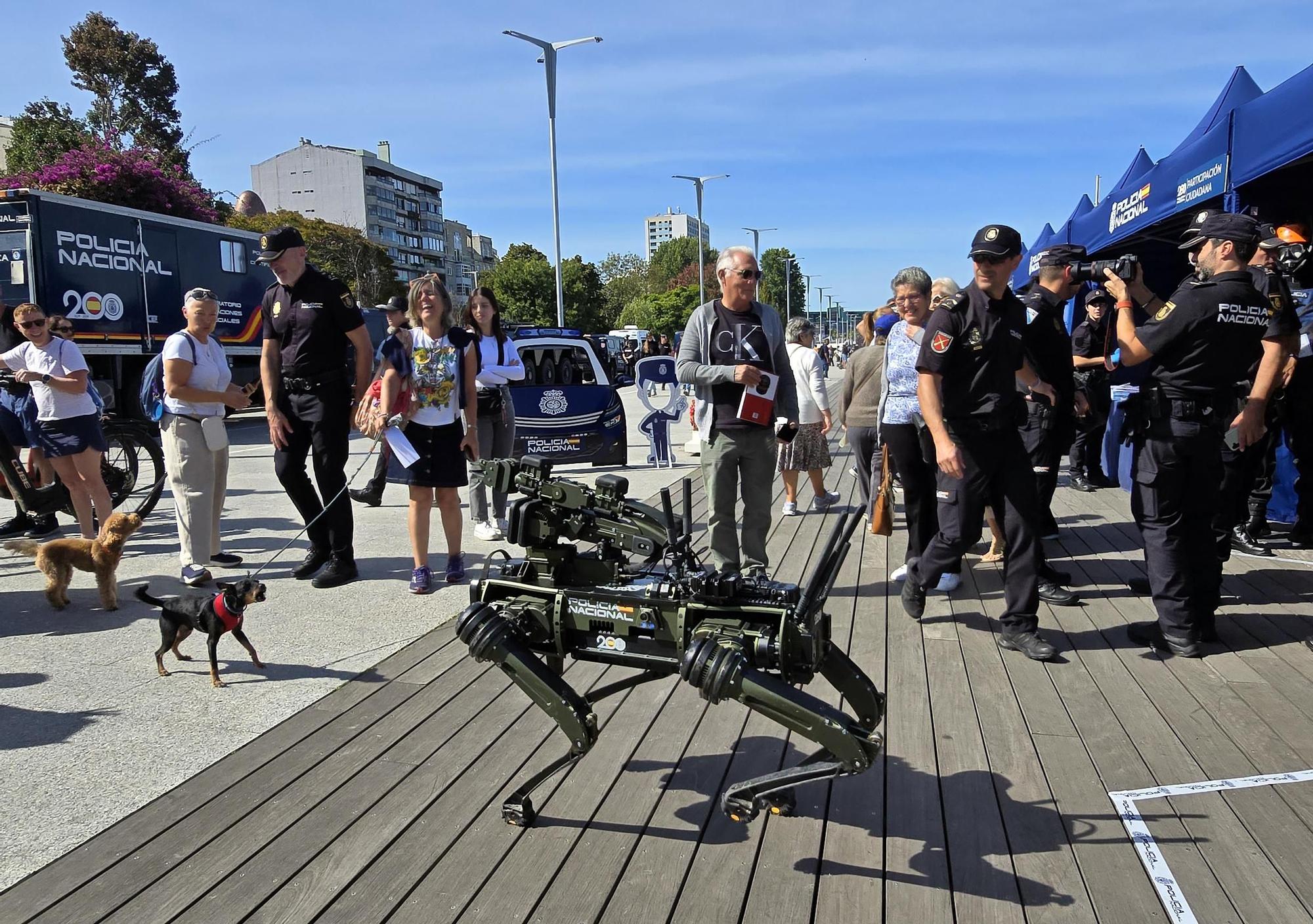 Los perros policía y el robot Sira, protagonistas en la "Exposición de Medios" de la Policía Nacional